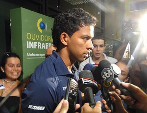 Wallyson no desembarque do Cruzeiro (Foto: Tarcisio Badaró / GLOBOESPORTE.COM)