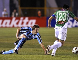 Adilson do Grêmio na partida contra o Oriente Petrolero (Foto: AFP)