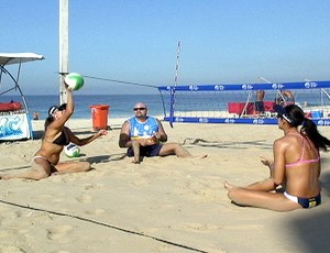 Talita e Maria Elisa jogam vôlei sentado na praia de ipanema (Foto: reprodução Rede Globo)