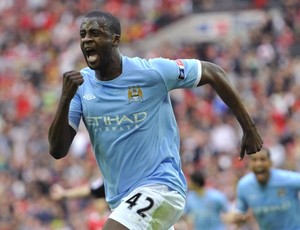 Yaya Touré comemora gol do Manchester City contra o Manchester United (Foto: Reuters)