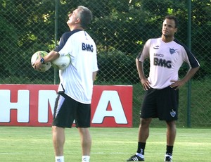 Dorival Junior e Mancini no treino do Atlético-MG (Foto: Lucas Catta Prêta / GLOBOESPORTE.COM)
