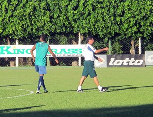 Técnico Artur Neto dá instruções durante o treino (Foto: Marcelo Prado / GLOBOESPORTE.COM)