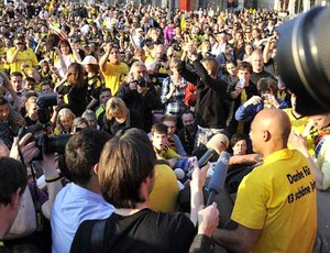 Dedé faz a festa com a torcida do Borussia Dortmund (Foto: Reprodução / Bild.de)