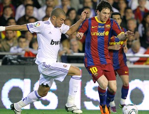 Messi no jogo do Barcelona marcado por Pepe do Real Madrid (Foto: EFE)