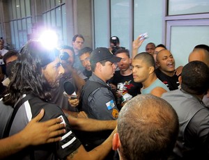 Loco Abreu desembarque Botafogo confusão (Foto: Gustavo Rotstein / Globoesporte.com)