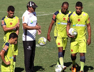 Ricardo Gomes com os jogadores no treino do Vasco (Foto: Maurício Val / Fotocom.net)