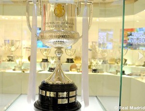 taça da Copa do Rei em exibição pelo Real Madri (Foto: Elisa estrada / Site Oficial do Real Madri)