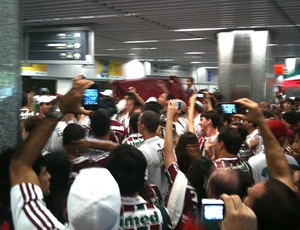 torcida do Fluminense no aeroporto aguardando o desembarque do time (Foto: Cahê Mota / GLOBOESPORTE.COM)