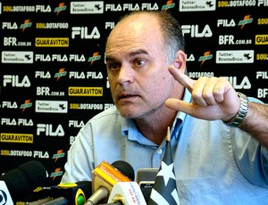 Maurício Assumpção presidente do Botafogo durante entrevista (Foto: Eduardo Peixoto / Globoesporte.com)