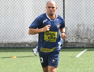 Alessandro no treino do Botafogo (Foto: Gustavo Rotstein / GLOBOESPORTE.COM)