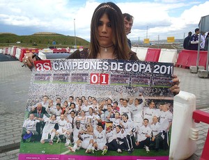 Menina exibe pôster do   time do Real Madrid campeão da Copa do Rei  (Foto: Thiago Dias /   Globoesporte.com)