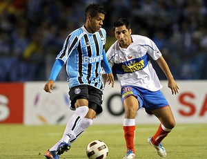 Leandro na partida do Grêmio contra o Universidad Católica (Foto: AFP)