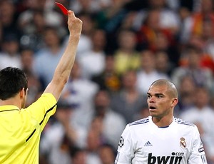 Pepe recebe o cartão vermelho (Foto: Reuters)