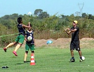 Jogadores do sub-18 do REC treinam para a final do Estadual em Rondonópolis (Foto: Reprodução/TVCA)