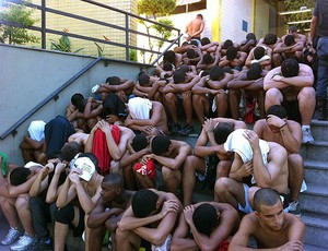 torcedores presos na delegacia  (Foto:  Tássia Thum / G1)