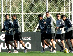 Jogadores do Corinthians correm pelo gramado no treino (Foto: Carlos Augusto Ferrari / GLOBOESPORTE.COM)