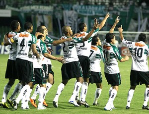 jogadores do Coritiba comemoram gol sobre o Palmeiras (Foto: Geraldo Bubnak / Ag. Estado)