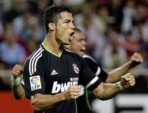 Cristiano Ronaldo marca quatro vezes, supera Messi na artilharia e adia a festa do Barcelona
 (AP)
