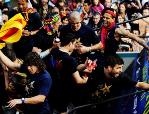 daniel alves carreata barcelona (Foto: Getty Images)
