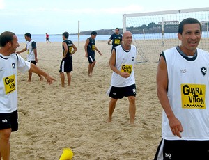 jogadores no treino do Botafogo de futebol de areia (Foto: Igor Christ / GLOBOESPORTE.COM)
