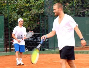 Julian Wilson joga tênis (Foto: Gabriele Lomba / Globoesporte.com)