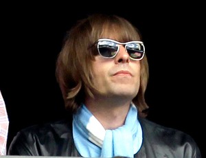 cantor Liam Gallagher acompanha partida do City (Foto: AP)