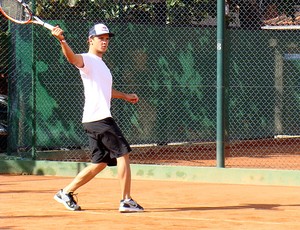 Julian Wilson joga tênis (Foto: Gabriele Lomba / Globoesporte.com)