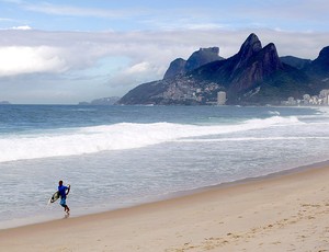Simão Romão no surfe no Rio Pro (Foto: AP)