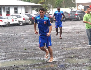Thiago Neves desvia de poça no CT do Flamengo (Foto: Janir Junior / GLOBOESPORTE.COM)