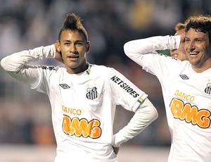 Neymar e Elano comemoram gol do Santos contra o Once Caldas (Foto: Eliaria Andrade / Ag. O Globo)