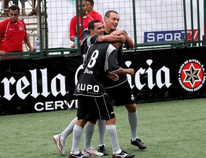 jogadores do Botafogo comemoram no showbol (Foto: Divulgação / Site Oficial)