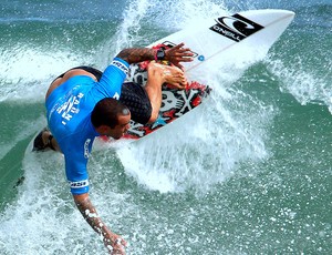 Raoni Monteiro no Rio Pro de surfe (Foto: Ivo Gonzalez / Agência O Globo)
