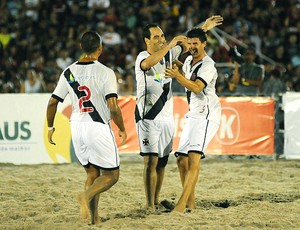 Edmundo comemora vitória do Vasco no futebol de areia (Foto: Divulgação)