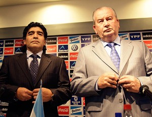 Maradona ao lado de Julio Grondona na seleção da Argentina em 2008 (Foto: AP)