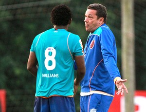 Luxemburgo conversa com Willians no treino do Flamengo (Foto: Fernando Maia / Agência O Gobo)
