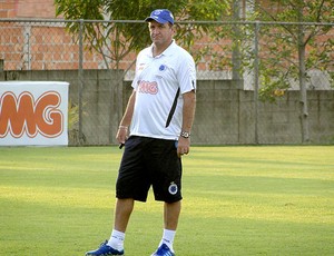 Cuca no treino do Cruzeiro (Foto: Fernando Martins / Globoesporte.com)