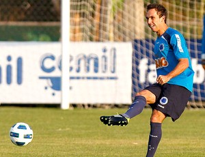 Thiago Ribeiro no treino do Cruzeiro (Foto: Washington Alves / VIPCOMM)