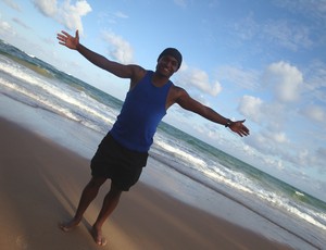 Jobson na praia, em Salvador (Foto: Eduardo Oliveira)