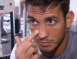 Goleiro Douglas mostra a lesão no nariz (Foto: Reprodução/TV Bahia)
