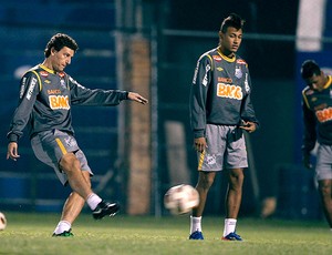 Elano e Neymar no treino do Santos no Paraguai (Foto: Reuters)