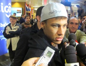 Neymar no desembarque do Santos no Paraguai (Foto: Adilson Barros / Globoesporte.com)