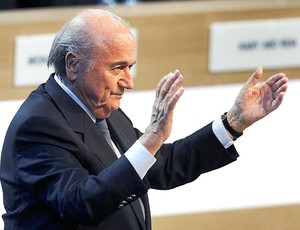 Blatter comemora eleição na Fifa (Foto: AP)