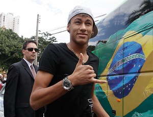 neymar brasil chegada (Foto: Mowa Press)