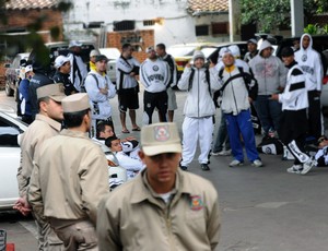 torcida santos presa paraguai (Foto: agência AFP)