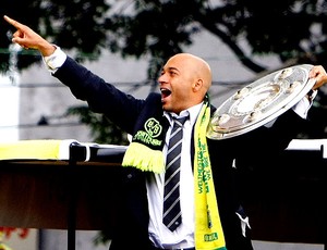 Dede comemora título do Borussia Dortmund (Foto: Reuters)