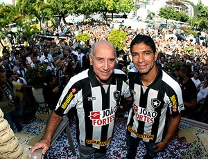 Renato com Gerson na apresentação do Botafogo (Foto: Satiro Sodré / Divulgação / Agif)