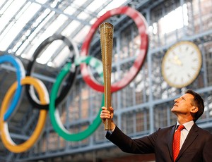 sebatian coe tocha olimpíadas londres 2012 (Foto: agência Reuters)
