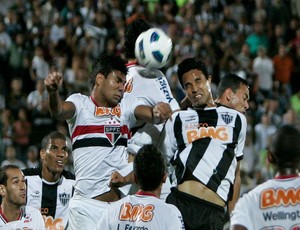 Dudu Cearense, volante do Atlético-MG, disputa a bola no jogo com o São Paulo (Foto: Bruno Cantini / Site oficial do Atlético-MG)
