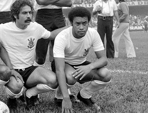 Adãozinho ao lado de Rivelino no time do Corinthians de 1974 (Foto: Ag. Estado)