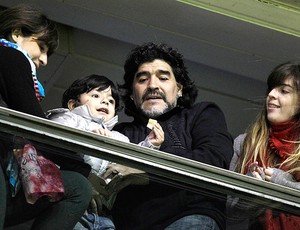 Maradona com o neto durante a despedida de Palermo (Foto: AP)